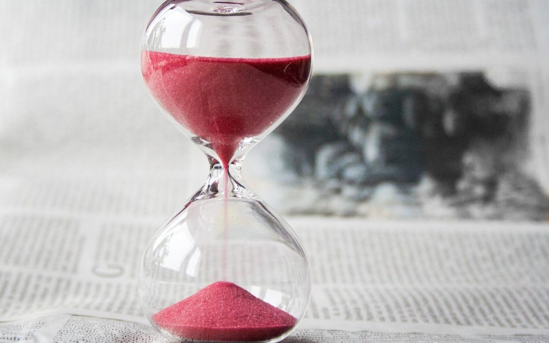 Seminarski rad traži vreme/hourglass-620397_1920