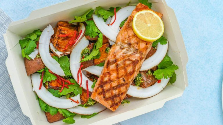 Zdrava večera – salata sa grilovanim lososom i limunom