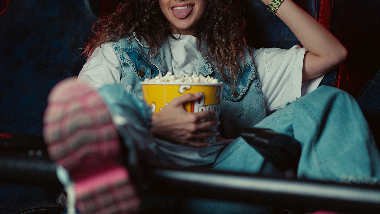 Žena sa 3D naočarima u bioskopu