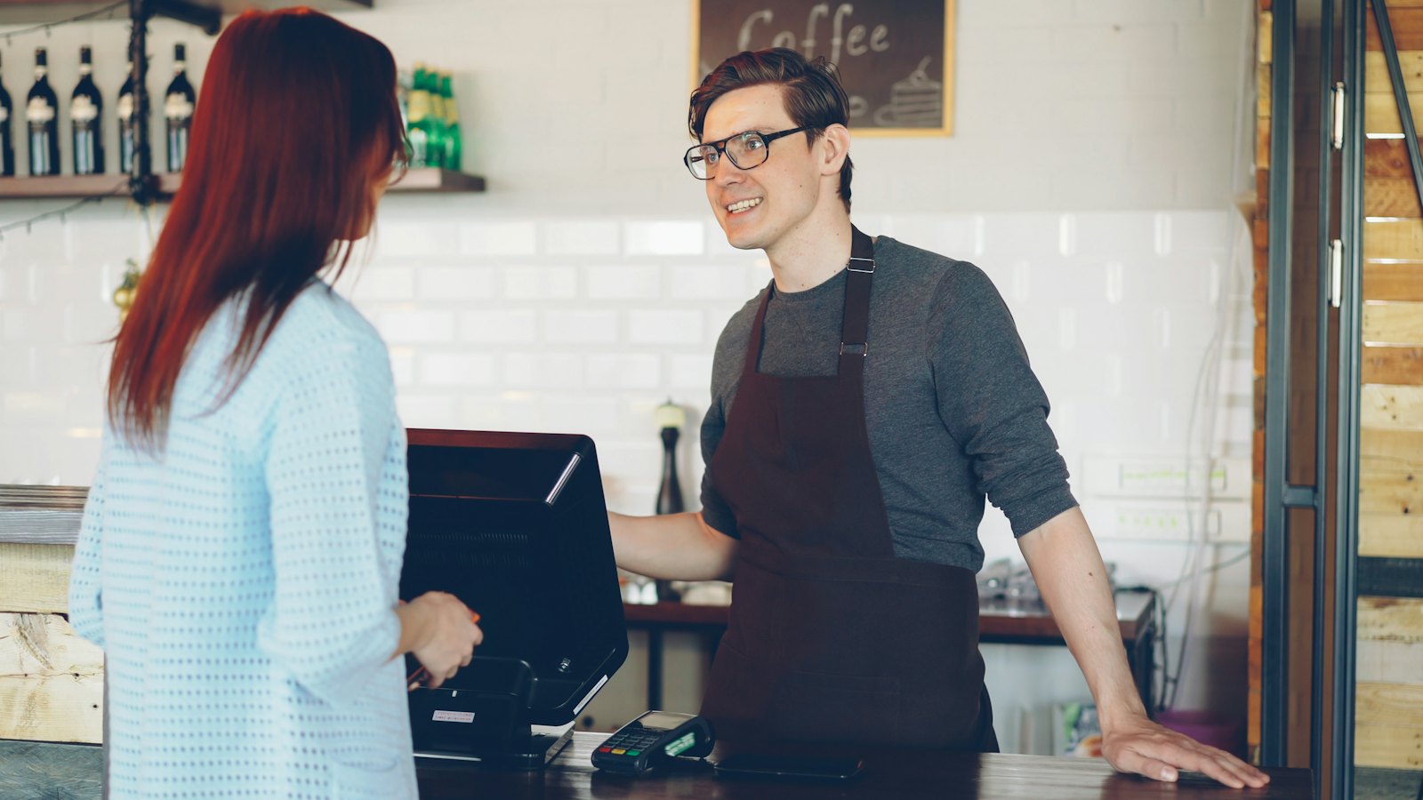 Baristkinja prima porudžbinu