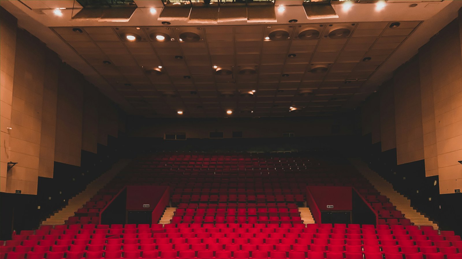 Bioskopska sala sa crvenim sedištima