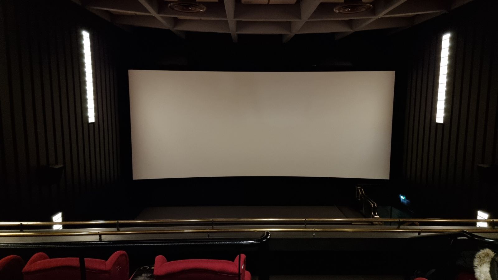 Bioskopska sala sa platnom