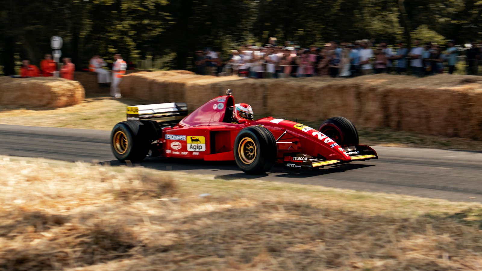 Crveni bolid Formule 1 na stazi