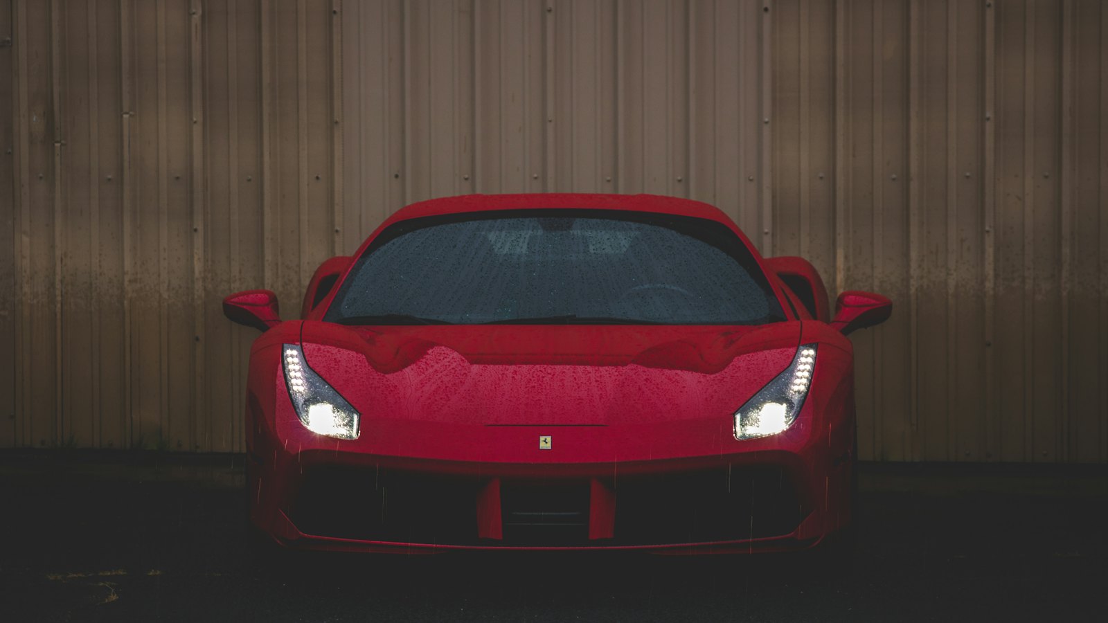 Crveni Ferari automobil