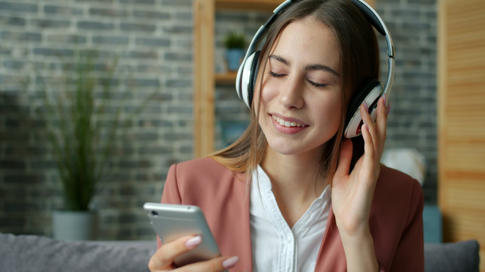 Devojka sluša muziku na slušalicama