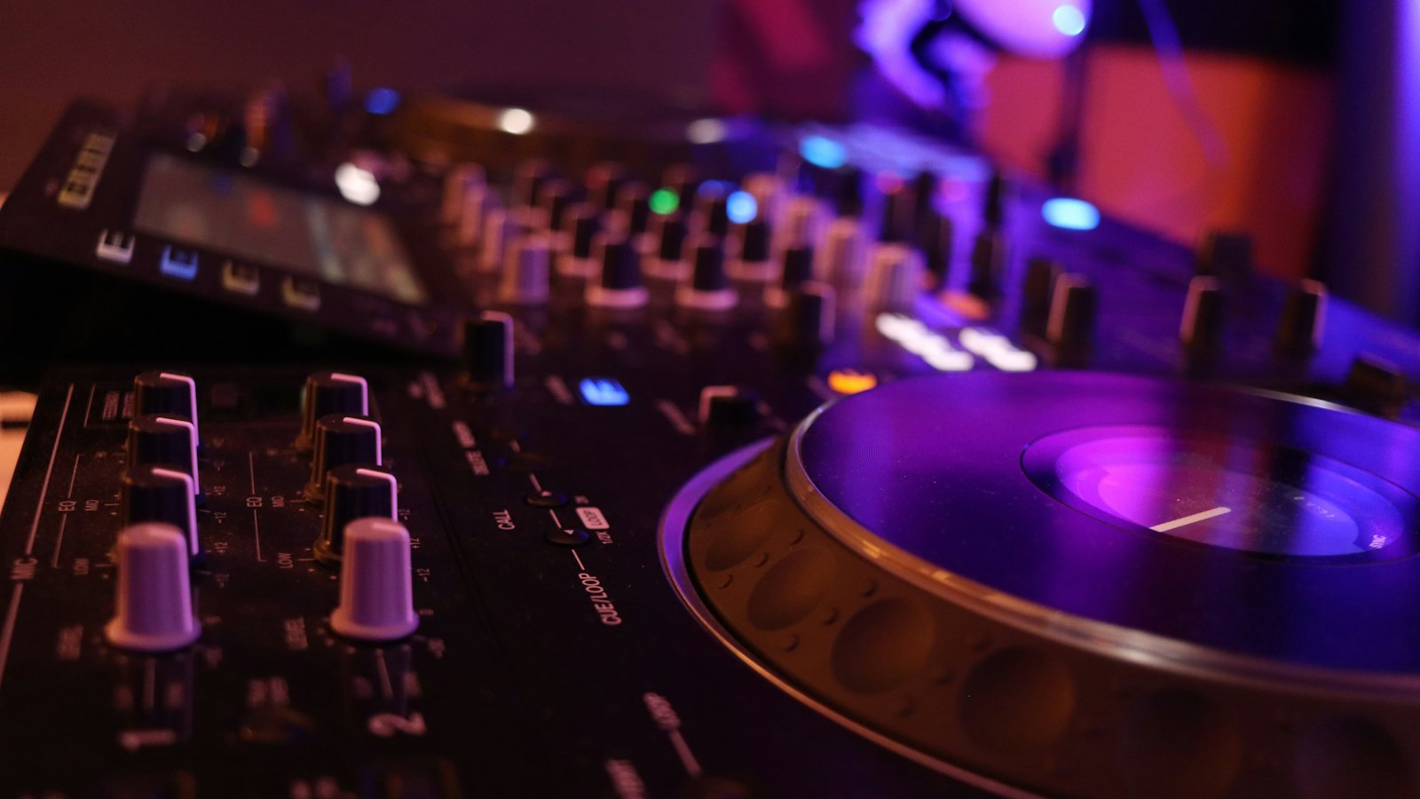 DJ gramofon i mikseta izbliza