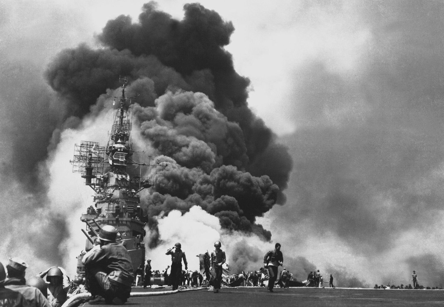 Napad kamikaza na nosač aviona USS Bunker Hill, 1945.