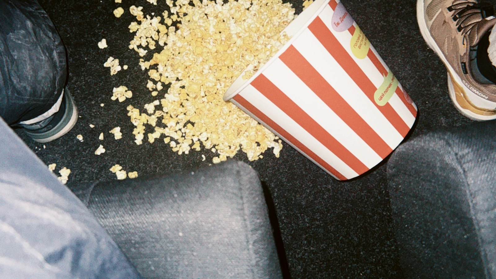 Prosute kokice na podu bioskopa