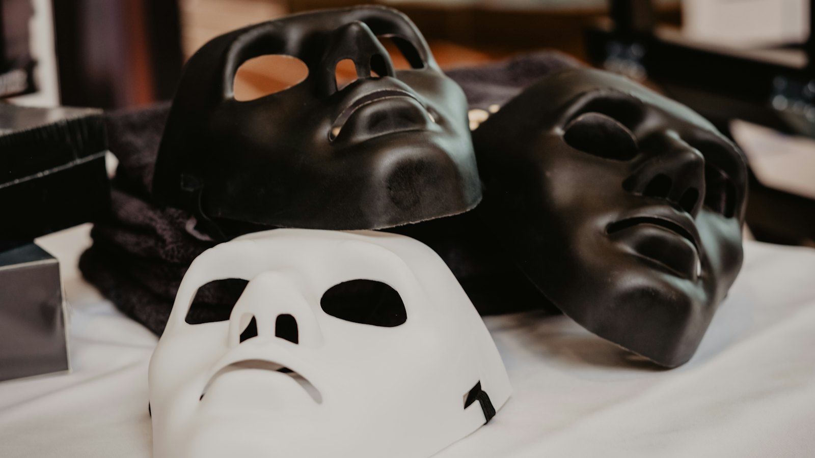 Bele i crne maske na stolu