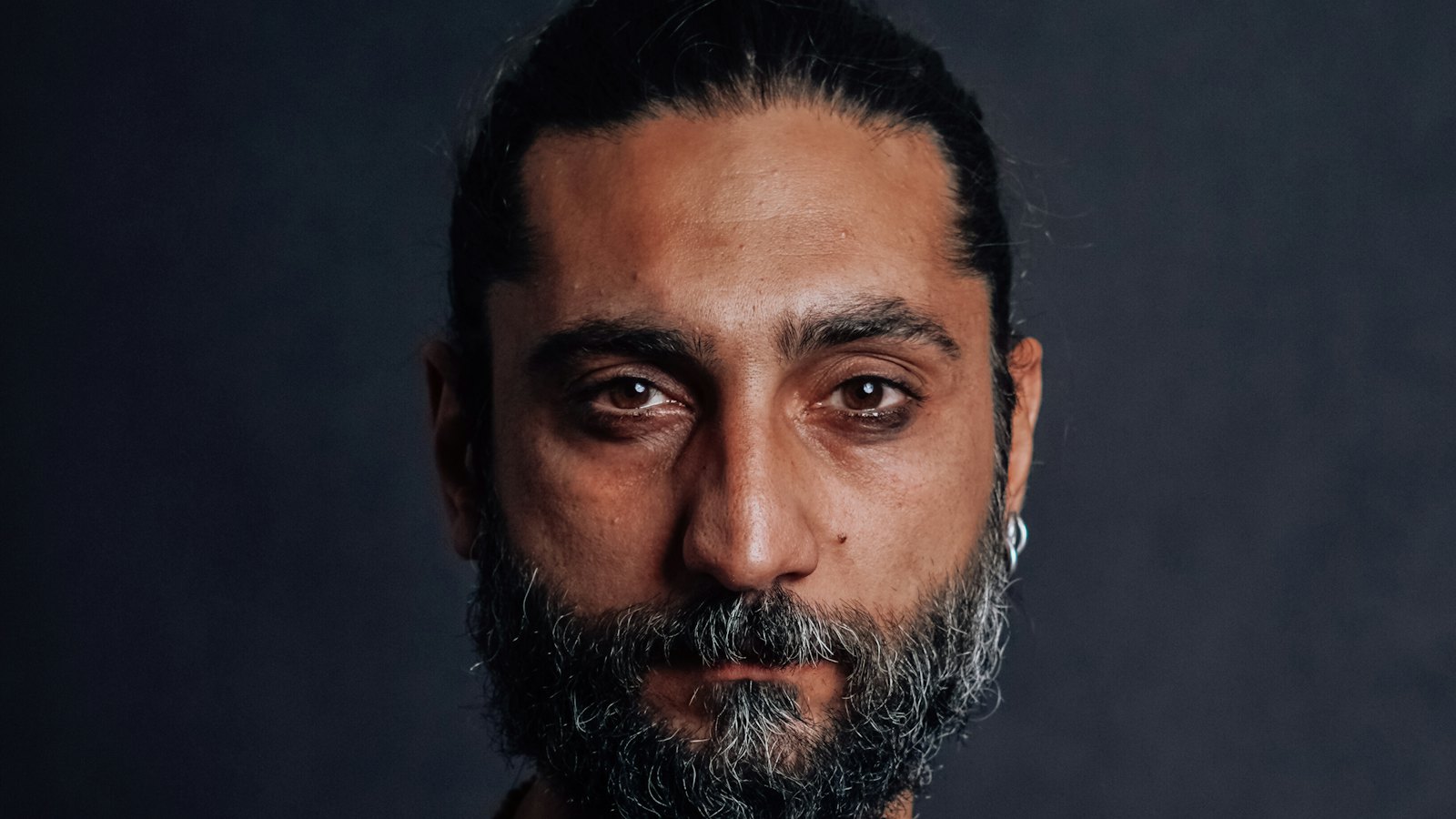Portret muškarca sa bradom