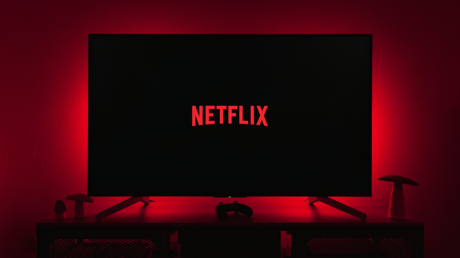 Televizor sa Netflix logom u mraku