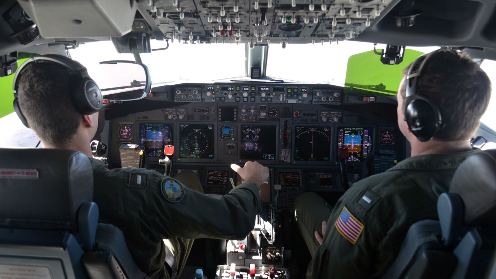 Piloti u kokpitu aviona