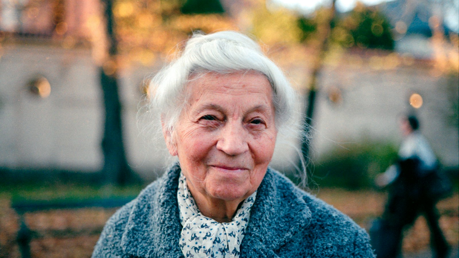 Portret nasmejane starije žene sede kose