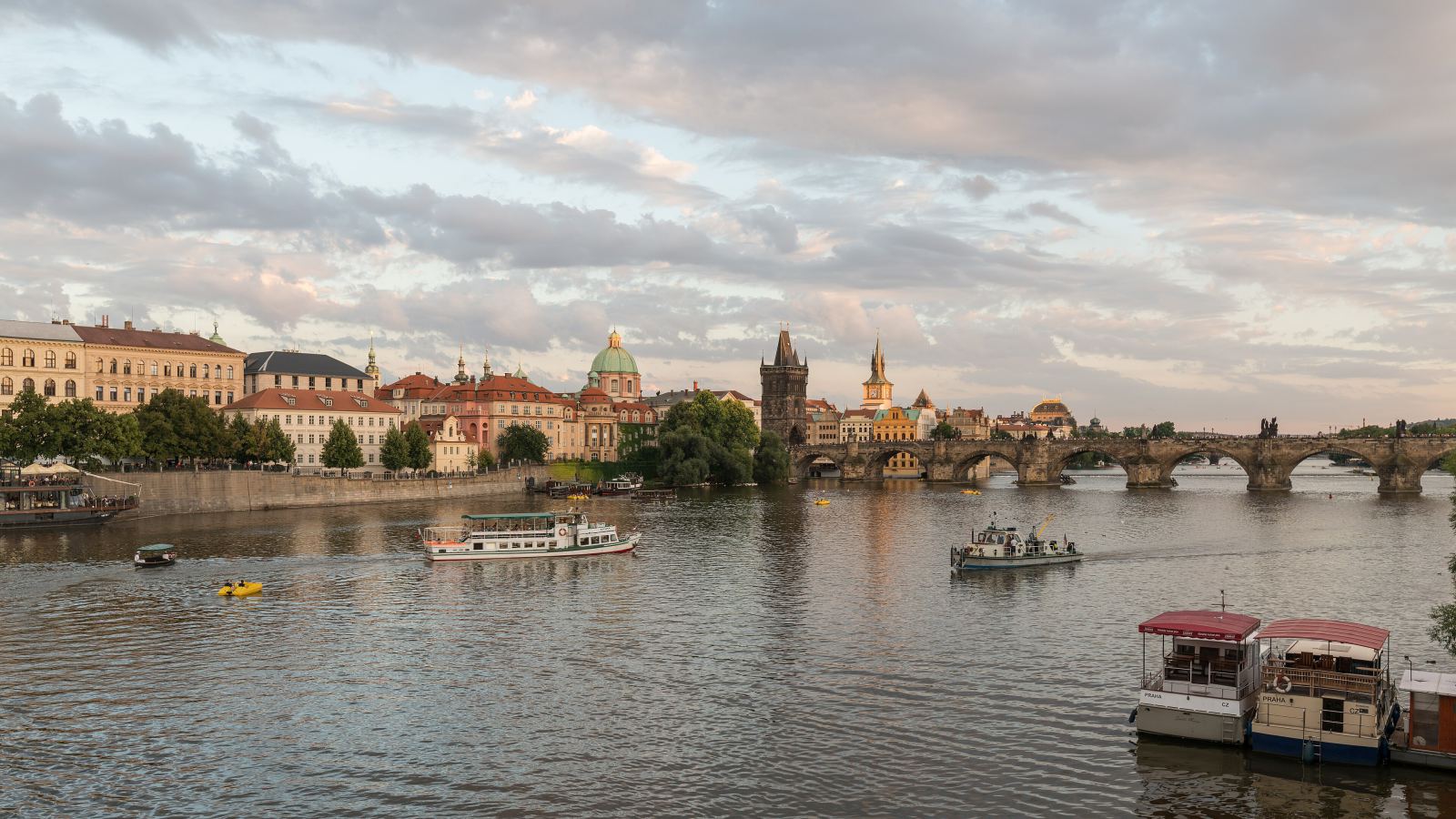 Panorama Praga i Karlov most