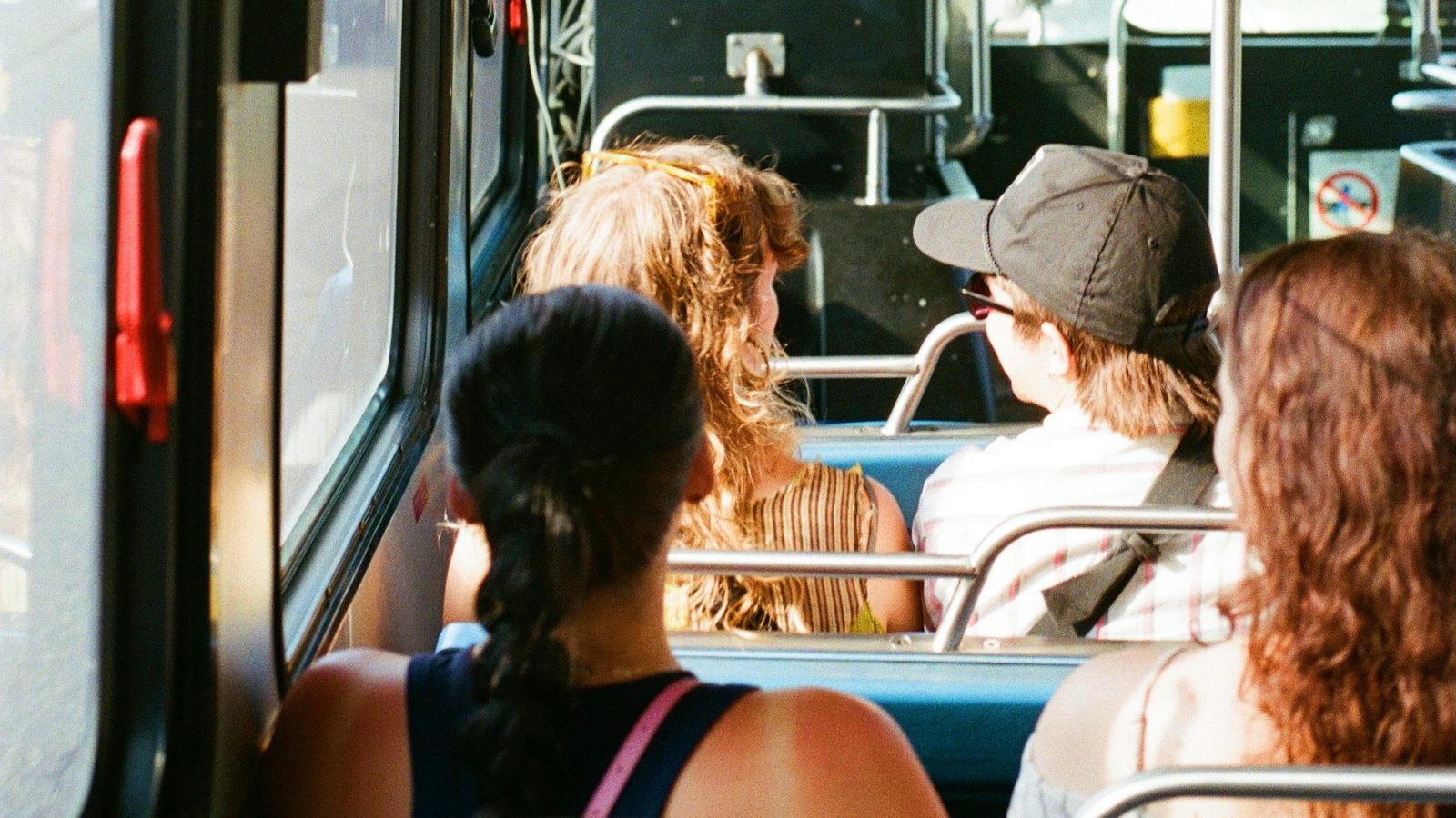 Putnici u gradskom autobusu
