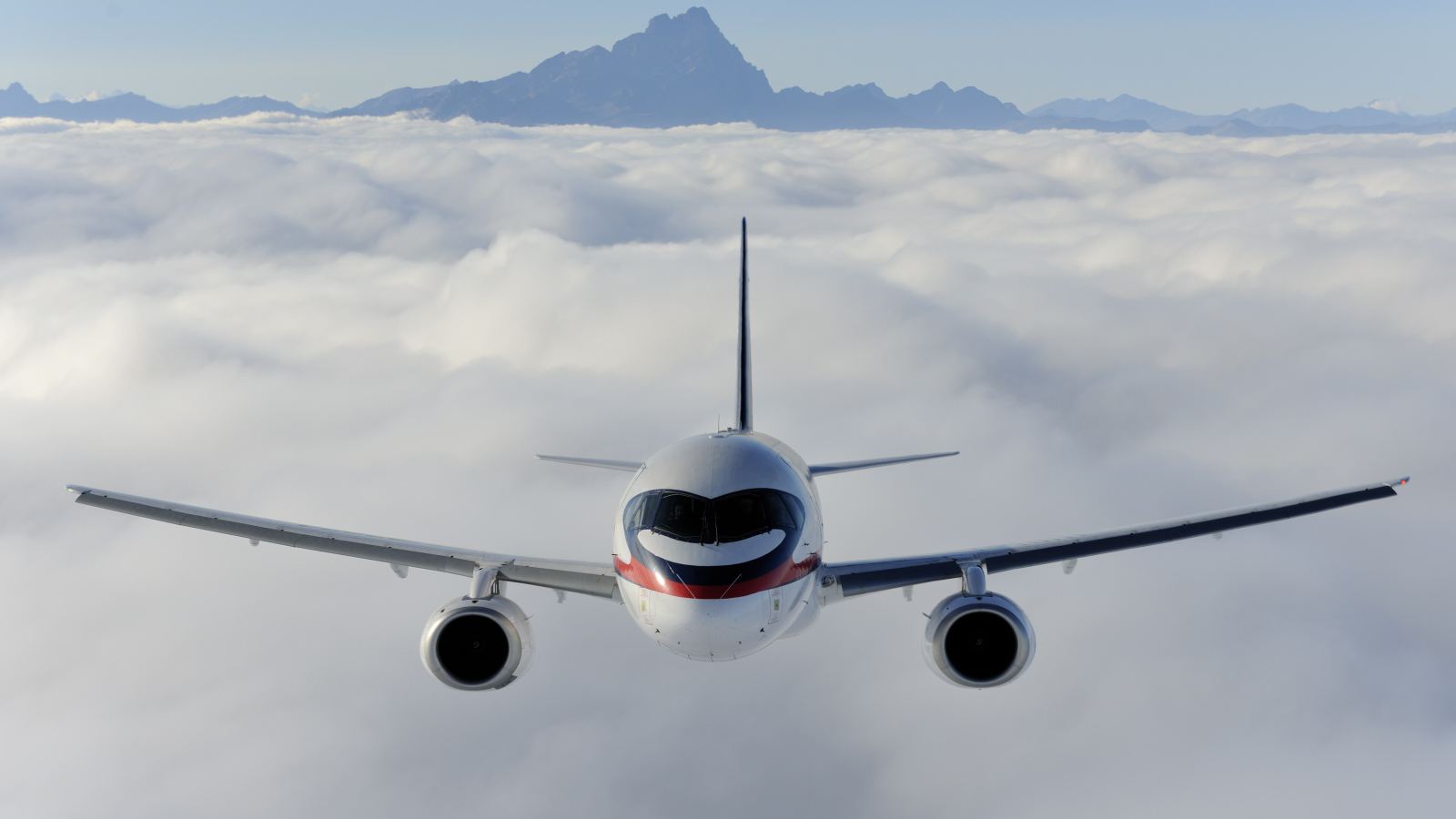Putnički avion iznad oblaka