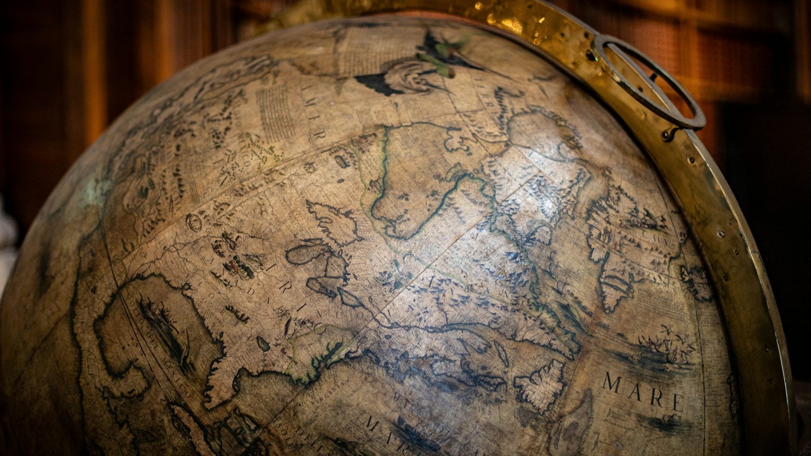 Stari globus sa mapama
