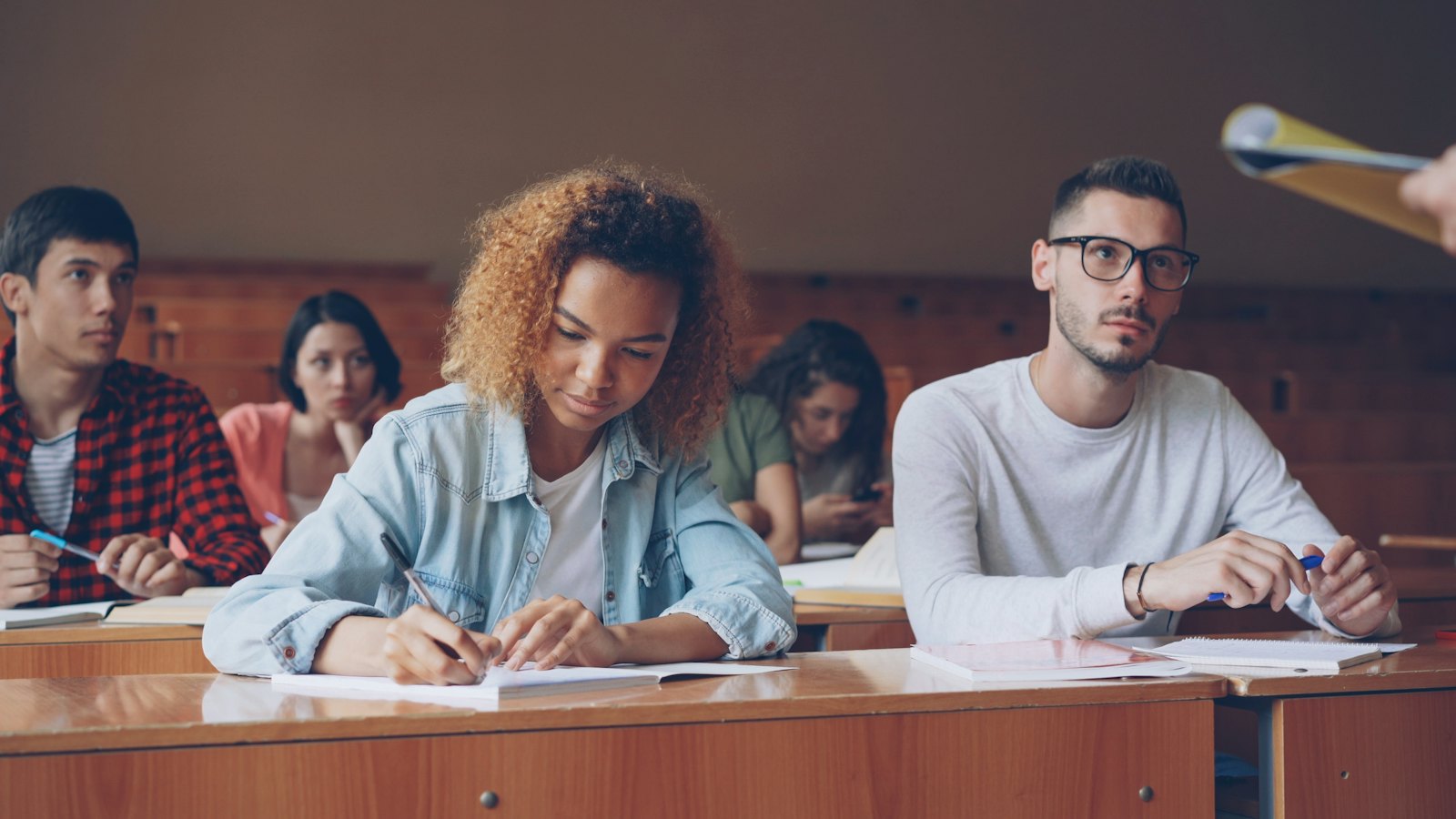 Studenti pažljivo beleže u amfiteatru