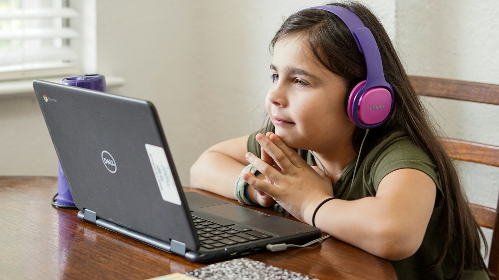 Devojčica uči na laptopu