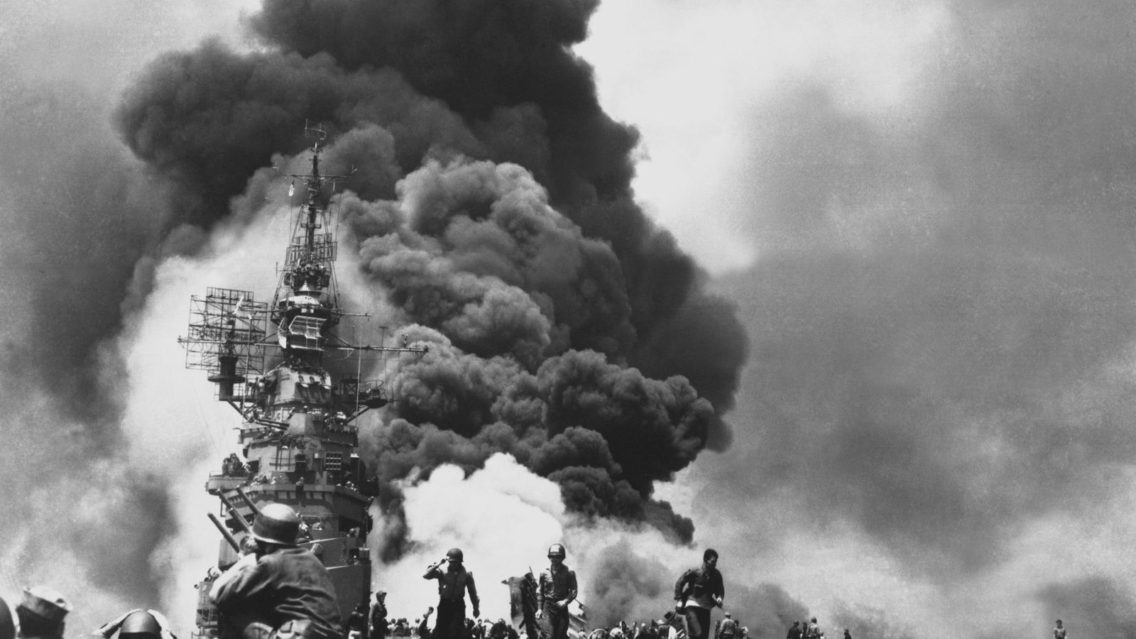 Nosač aviona USS Banker Hil pogođen u napadu kamikaza 1945.