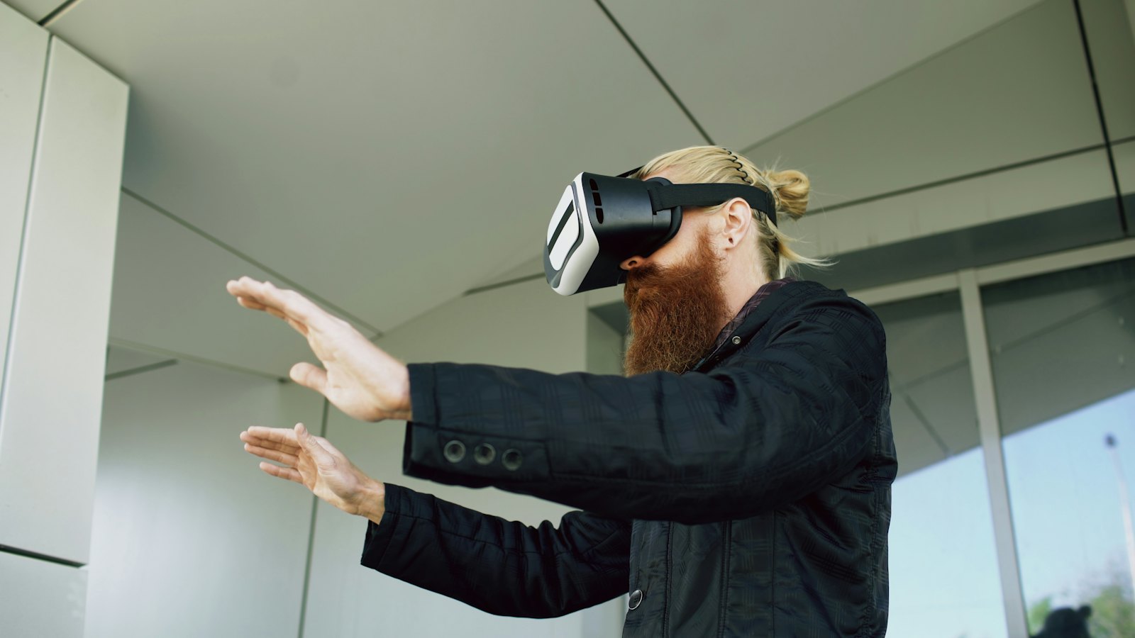 Muškarac sa VR naočarima