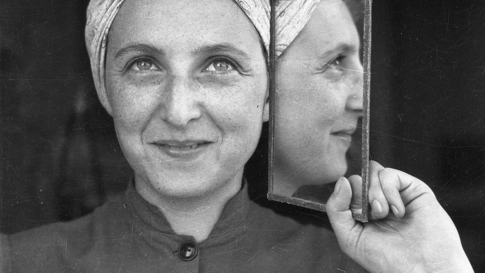 Žena drži ogledalo