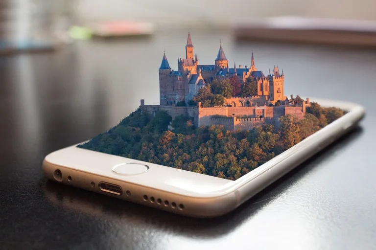 Osoba drži Samsung Galaxy telefon i podešava opcije na ekranu