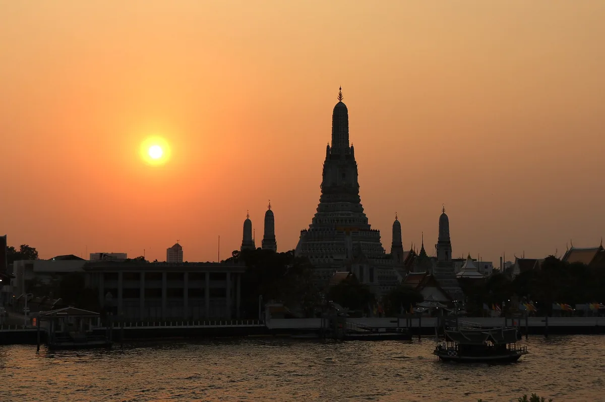 Reka Chao Phraya u Bangkoku sa brodovima i hramom Wat Arun na obali