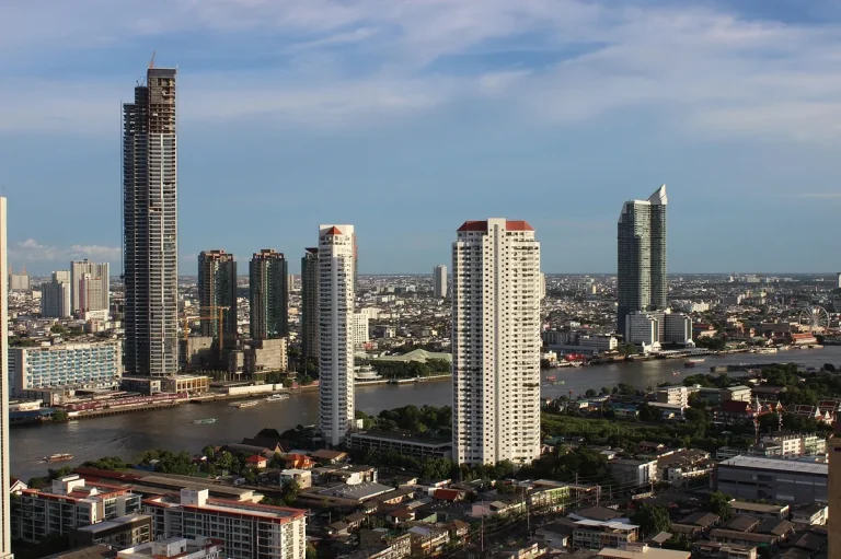 Reka Chao Phraya u Bangkoku sa brodovima i hramom Wat Arun na obali